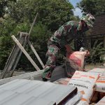 Turunkan Material, Satgas TMMD Bojonegoro Kebut Pekerjaan SDN Ngrancang