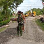 Perbaikan Jalan Poros Dusun Kalongan, Satgas TMMD Bojonegoro Bersama Warga Ratakan Sirtu