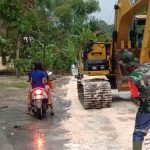 Satgas TMMD Kodim Bojonegoro Kawal Penurunan Material Pasir