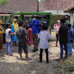 Kunjungi Dusun Ngrambah, Peltu Alwi Anggota Satgas TMMD Bojonegoro Bawa Perpustakaan Mini
