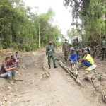 Kasi Ter KOREM 042/Gapu Komsos Warga Sungai Terap Saat Tinjau Lokasi TMMD