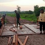 Satgas TMMD 110 Kodim 0415/ BTH Bersama Tukang Tetap Bekerja dalam Kondisi Hujan