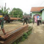 Satgas TMMD Kodim 0414/BTH Bersama Warga Gotong-royong Bawa Material