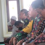 Kapok Sahli Pangdam II/SWJ Bersama Satgas TMMD Sholat Zuhur Berjamaah