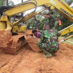 Satgas TMMD Kodim 0415/BTH Bantu Perbaiki Rantai Roda Excavator