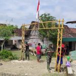 Satgas TMMD Bojonegoro Bangun Gapura Nglambangan Bersama Warga
