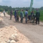 Gunakan Alat Manual, Warga Dan Satgas TMMD Bojonegoro Ratakan Pasir Perbaiki Jalan