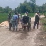 Hamparkan Pasir Perbaikan Jalan, TMMD Bojonegoro Wujudkan Semangat Kegotongroyongan