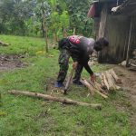 Peduli, Satgas TMMD Bojonegoro Bantu Samin Belah Kayu Bakar