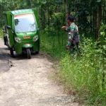 Jumpai Anak-Anak, SI MOKOS TMMD Bojonegoro Taklukkan Jalanan Dusun Ngrambah