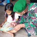 Penuh Kasih Sayang, Satgas TMMD Kodim Bojonegoro Dampingi Anak-Anak Belajar