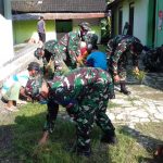 Ciptakan Kebersihan Lingkungan, Warga Bersama Satgas TMMD Bojonegoro Kerja Bakti