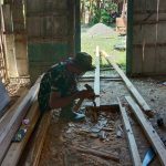 Terampil, Pratu Mashari Anggota Satgas TMMD Bojonegoro Perbaiki Rumah Salamah