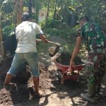 Percepat Perbaikan Rumah Salamah, Warga Bersama Satgas TMMD Bojonegoro Kebut Usung Material Bangunan