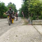 Sehatkan Tubuh, Satgas TMMD Ajak Anak Jatimulyo Bersepeda Santai