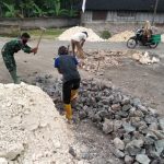 Perkuat Dasar Jalan, Satgas TMMD Bojonegoro Bersama Warga Ratakan Batu