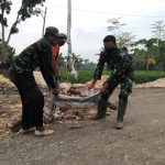 Program TMMD Kodim Bojonegoro, TNI-Warga Gotong Royong Ratakan Batu Jalan