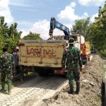 Satgas TMMD Kodim Bojonegoro Bersama Warga Pasang U-Dicth Gorong-Gorong