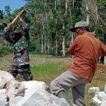 Kejar Terget, TNI-Warga Berjibaku Pecah Batu Konstruksi Jalan TMMD Bojonegoro