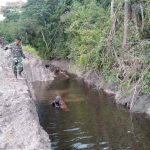 Satgas TMMD Kodim 0415/BTH Berenang Bersama Warga Bawa Kayu