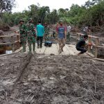Satgas TMMD Kodim 0415/BTH Bersihkan Sungai Sako di Desa Sungai Terap