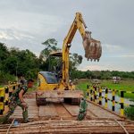 Satgas TMMD Kodim 0415/BTH Uji Kekuatan Jembatan Titik 1