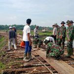 Satgas TMMD Kodim 0415/BTH Bersama Warga Pasang Papan Galaran