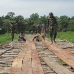 Perkuat Pondasi Jembatan, Satgas TMMD Kodim 0415/BTH Lakukan Penimbunan