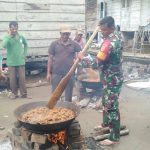 Emak-emak Sungai Terap Senang Dibantu Satgas TMMD dalam Acara Pernikahan