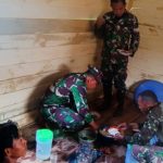 Nikmatnya Satgas TMMD Kodim 0415/BTH Makan Siang Bersama Warga Sungai Terap