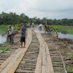 Satgas TMMD Kodim 0415/BTH Gunakan Chainsaw Rapikan Kayu Galar