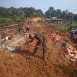 Satgas TMMD Kodim 0415/BTH Bersama Warga Gotong-royong Rapikan Jalan