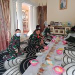 Dansatgas TMMD Kodim 0415/BTH Makan Siang di Rumah Kades Sungai Terap