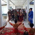 Danrem 042/Gapu Bersama Dansatgas TMMD Kodim 0415/BTH Disambut Tari Sekapur Sirih