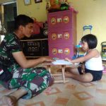 Satgas TMMD Kodim 0415/BTH Bantu Adik Asuh Kerjakan PR