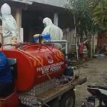 Warga Diduga Meninggal Dunia Positif Covid-19, UPT BPBD Priuk Semprot Disinfektan Pemukiman Garden City