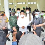 Kapolres Gresik Dampingi Bupati Tinjau Vaksinasi Sopir di Terminal Bunder