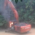 Aktifitas PETI Kembali Beroperasi, Warga Lubuk Bedorong Bakar Eksavator