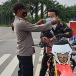 Peduli Covid-19, Polsek Jaluko Bagikan Masker Gratis