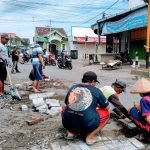 Komunitas Tulungagung Explorer Adakan Gerakan Tambal Jalan Berlubang dan Bersihkan Sampah