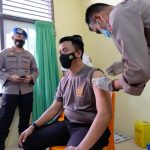 Sebanyak 559 Personil Polres Bungo disuntik Vaksin Sinovac, Kapolres Bungo Menjadi Orang Pertama Disuntik