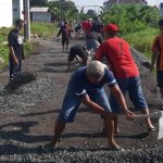 Tak Dapat Perhatian Pengembang, Warga Perumahan Garden City Kerja Bakti Benahi Jalan Pasca Banjir