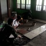 Bersama Tukang Handal, Satgas TMMD Bojonegoro Pasang Keramik Lantai Rumah Aladin