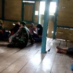 Dampingi SI MOKOS, Satgas TMMD Bojonegoro Jadi Guru Perpustakan Mini