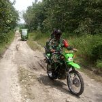 Bersama Anggota, Danton Satgas TMMD Bojonegoro Kawal SI MOKOS Masuk Dusun