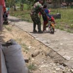 Bangun Kemandirian, Satgas TMMD Bojonegoro Ajari Anak Bersepeda