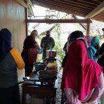 Bersama Emak-Emak, Satgas TMMD Bojonegoro Bantu Buat Telur Asin