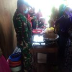 Dampingi Petugas Disnakan, Satgas TMMD Bojonegoro Buat Bumbu Ayam Kremes