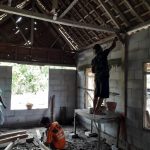 Serda Wahyu, Anggota Satgas TMMD Bojonegoro Plester Dinding Rumah Samadun