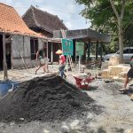 Gotong Royong, Satgas TMMD Bojonegoro Bersama Warga Aduk Batu Coral